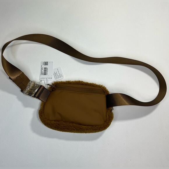 NWT Lululemon Everywhere Belt Bag Fleece Teddy Sherpa Furry Brown Gold Caramel - Picture 16 of 16